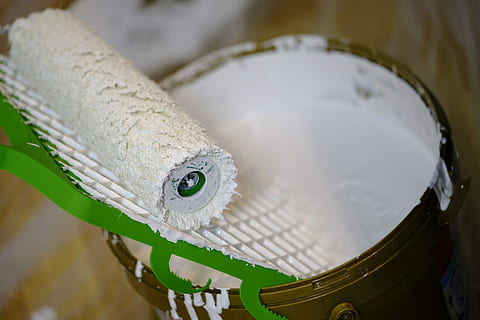 bucket of white paint with roller, color, farbeimer, paint roller HD wallpaper