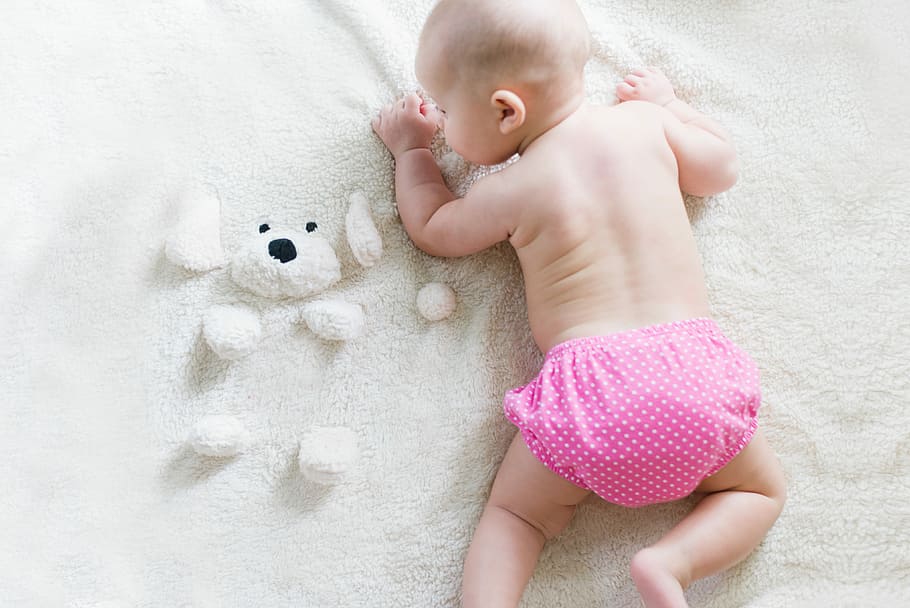 baby crawling on bed, baby crawling on white pad, girl, infant, HD wallpaper
