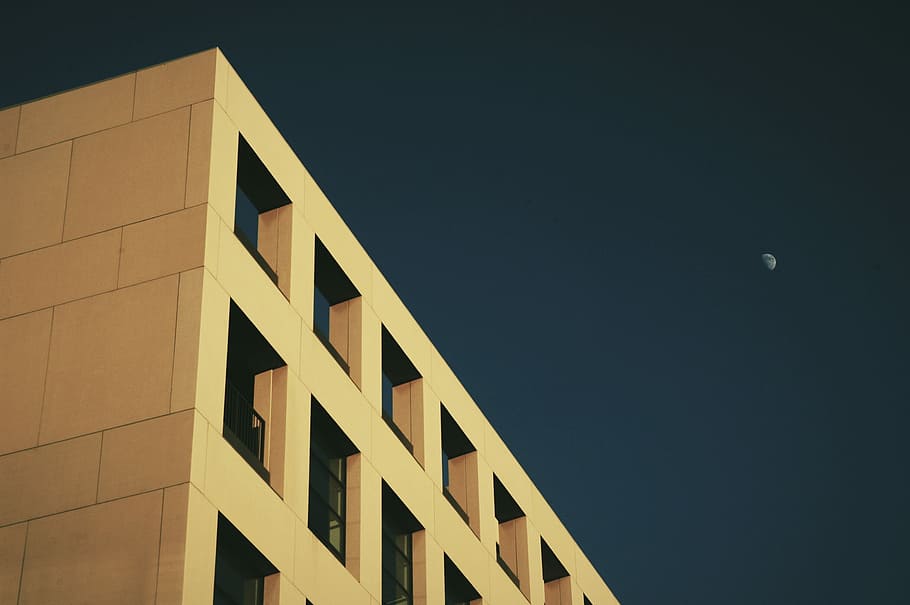 brown concrete building, worms eye view of building and quarter moon HD wallpaper