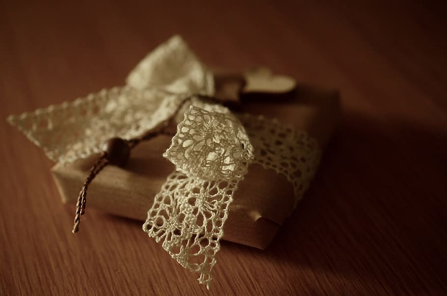 brown wrap gift box, band, border, crochet, loop, packaging HD wallpaper