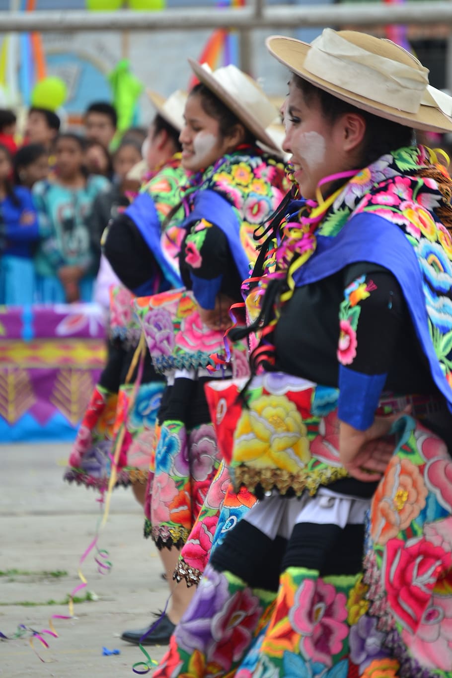 shallow focus photography of women performing during daytime HD wallpaper