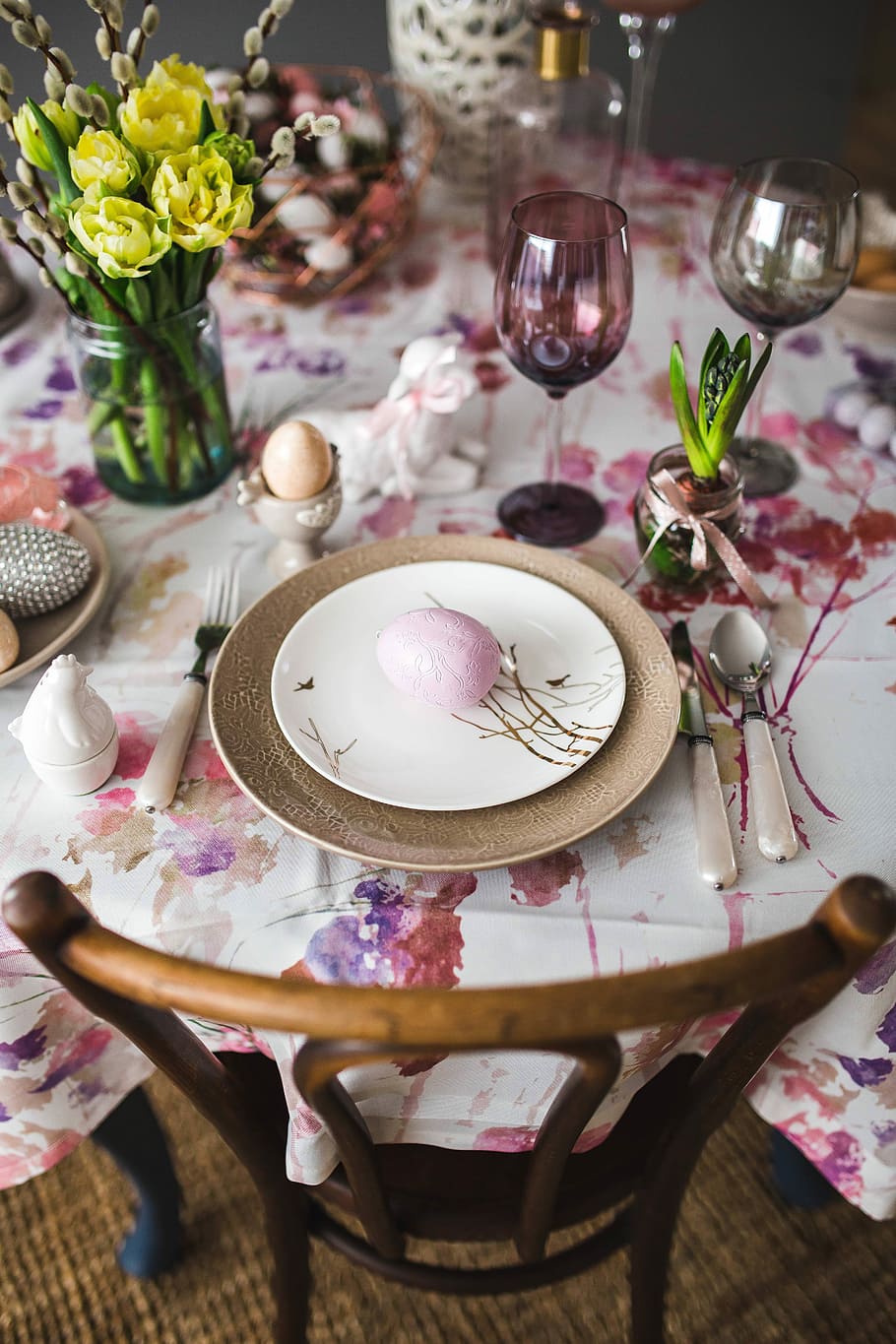 Easter table with cute pink decorations, flowers, catkins and eggs, HD wallpaper