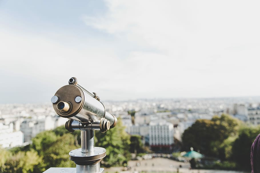 shallow focus photography of coin operated mono-scope under cloudy sky, tilt shift lens photography of gray steel tower telescope HD wallpaper