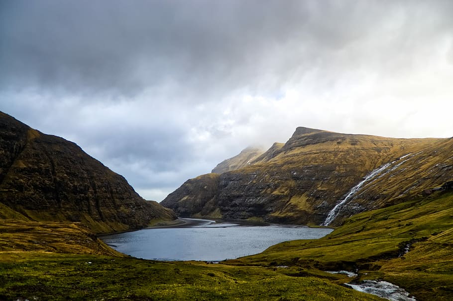 lake under nimbus clouds, lake in the middle of mountains, waterfall HD wallpaper