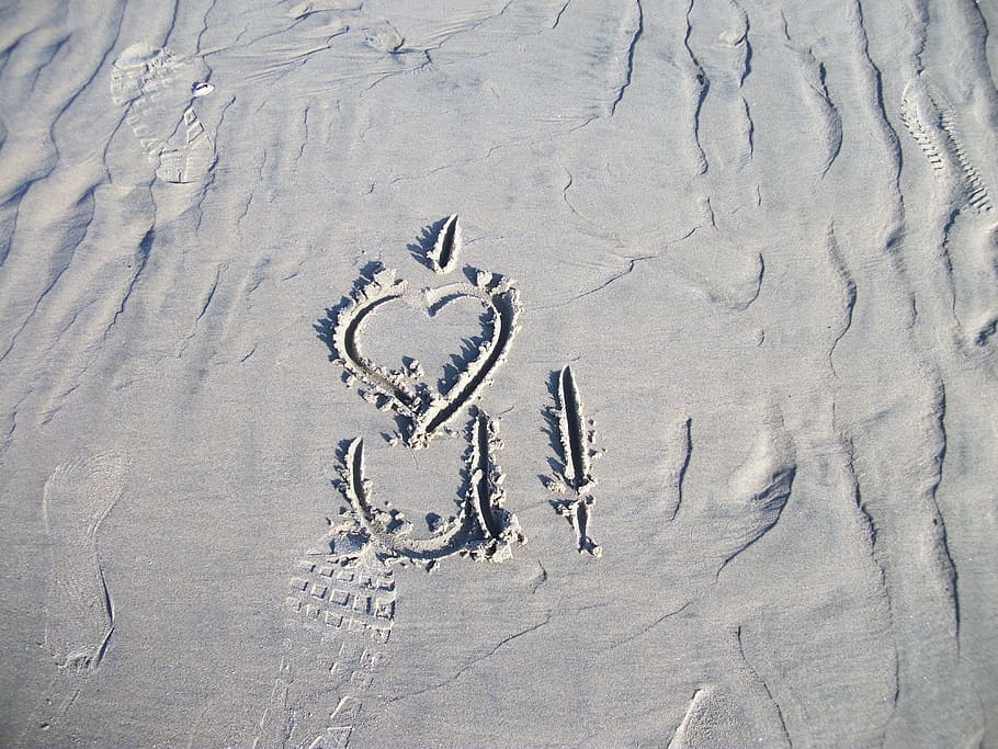 closeup photo of gray sand, beach, engraved, love, you, sandy HD wallpaper