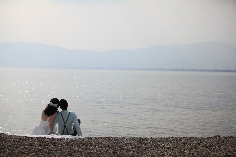 couple sitting on seashore during daytime, beach, romantic HD wallpaper