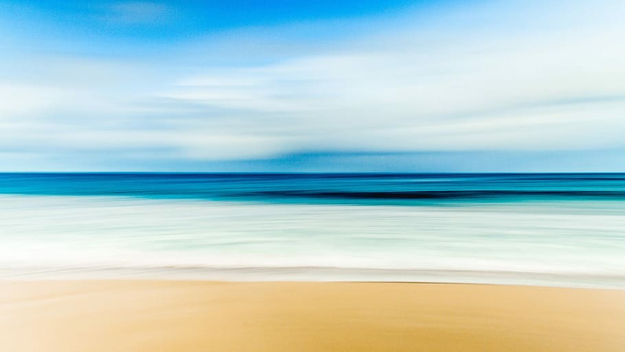 skyline photography of seashore, ocean with brown shoreline under white sky HD wallpaper