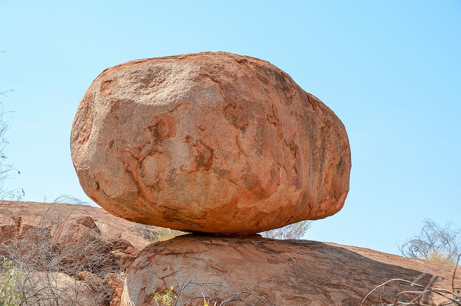 brown rock on rock during day, Devils Marbles, Karlu Karlu HD wallpaper