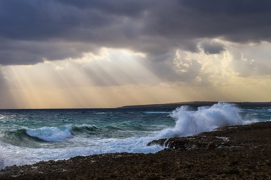 photo of wavy ocean under crepuscular rays, waves, storm, clouds HD wallpaper