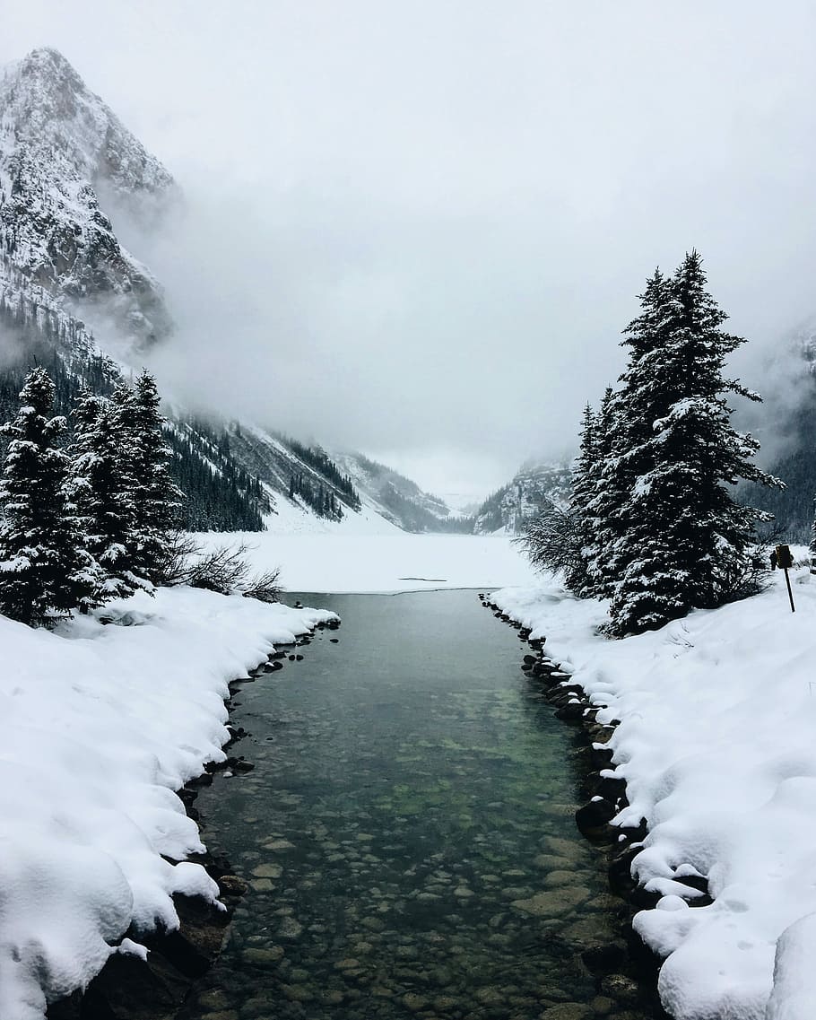 river at glacier mountain with fogs, river surrounded by snow HD wallpaper