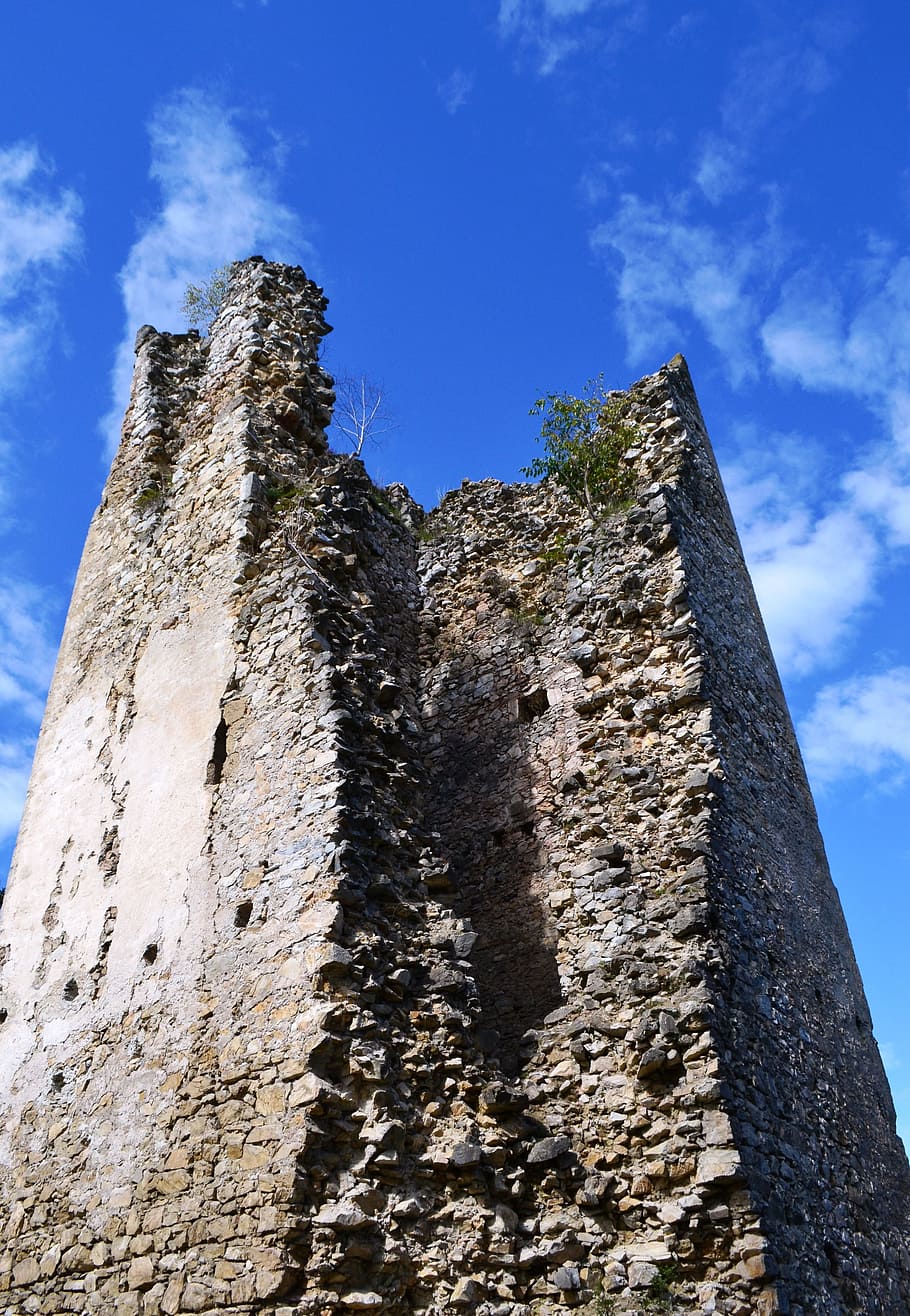Fortress building. Руины башни Кириши. Башня замка руины. Разрушенная каменная башня. Руины "башня Аскры".