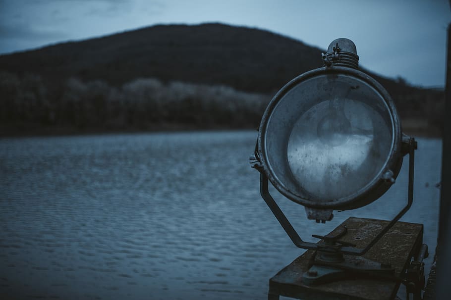 selective focus photography of gray light near body of water, turned-off black spotlight HD wallpaper