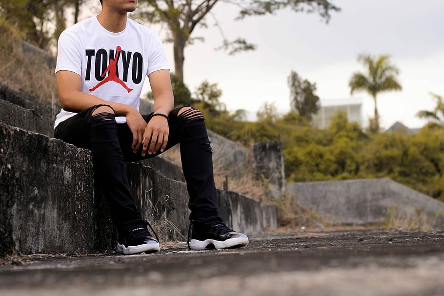 Team Jordan Club, man sitting on concrete bench at daytime, male HD wallpaper