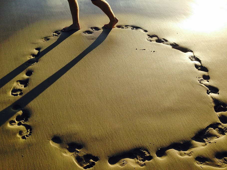 person walking on beach sand, sun, footprints, ocean, nature HD wallpaper