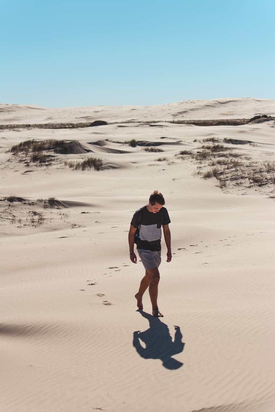 man walking on desert, man walking on dessert under clear sky HD wallpaper