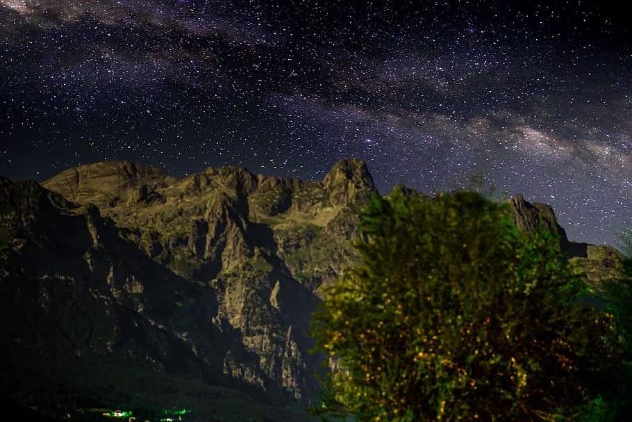 green mountain illustration, gray mountains under starry sky during nighttime HD wallpaper