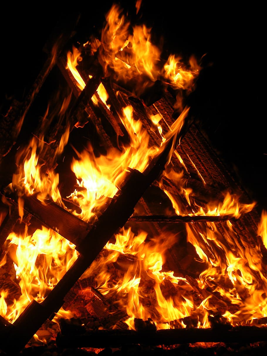 bonfire, flame, burn, hot, heat, campfire, blaze, inferno, blazing HD wallpaper
