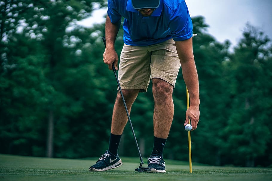 man putting golf ball on putty, putter, fun, grass, tree, blue HD wallpaper