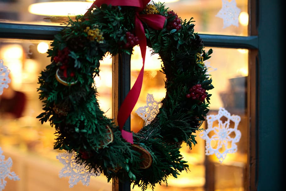 green wreath hanging on window, red, christmas, hanged, house, HD wallpaper