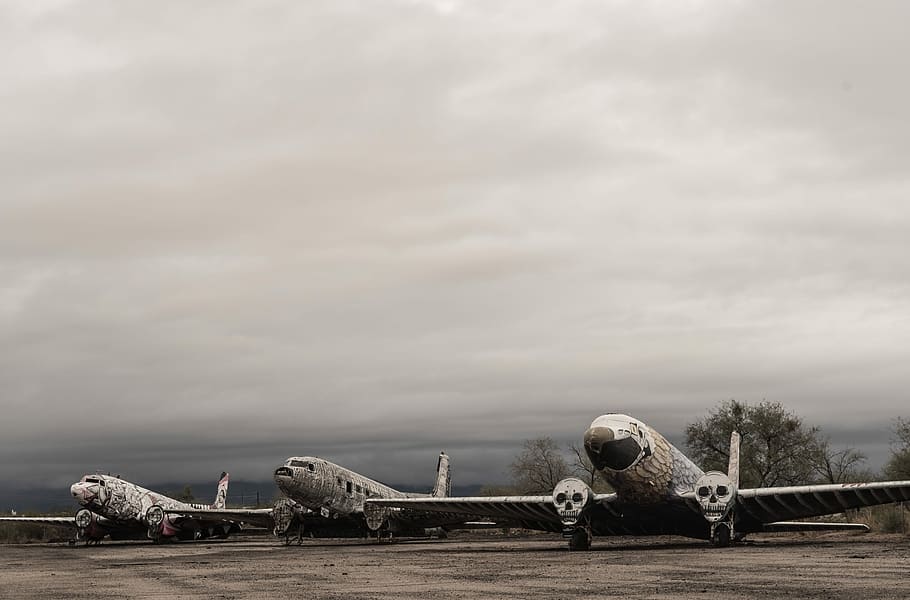 three white passenger planes under gray sky during daytime, airplane HD wallpaper