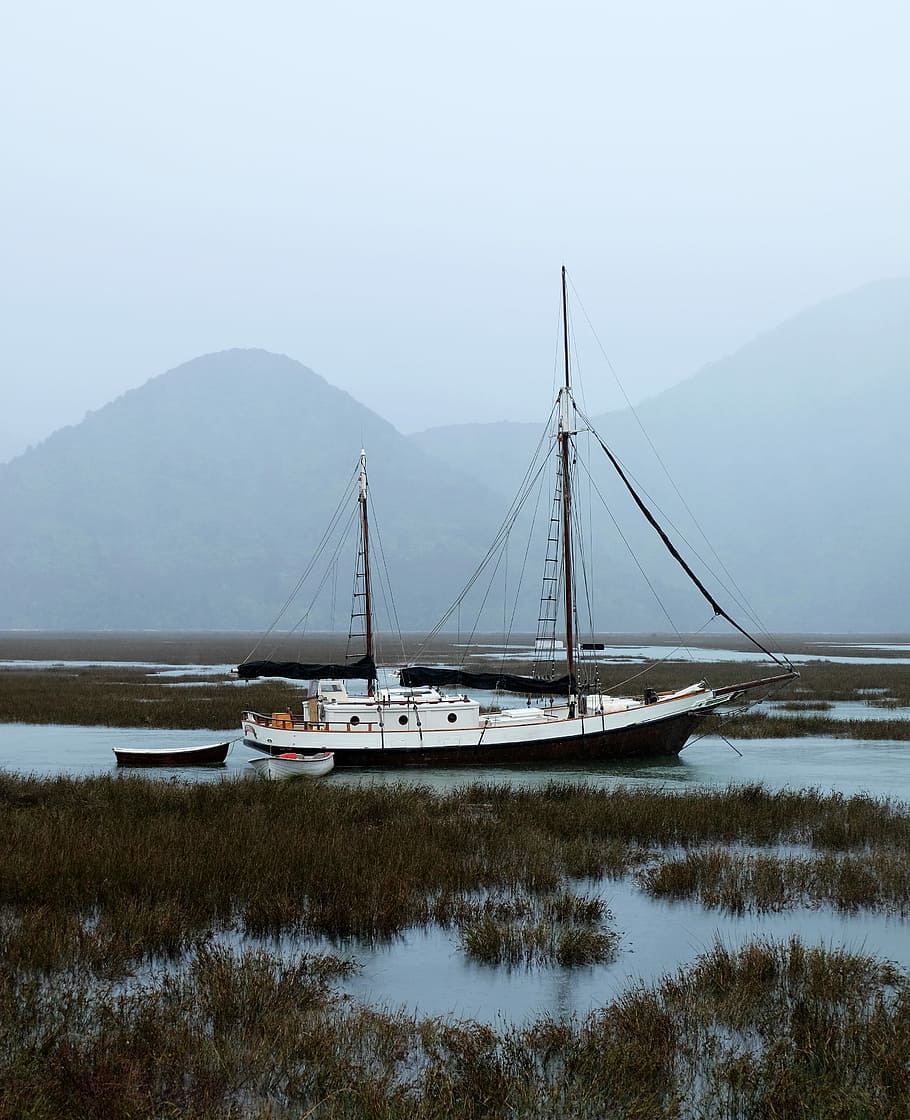 black and white boat on body of water, sailboat on body of water HD wallpaper