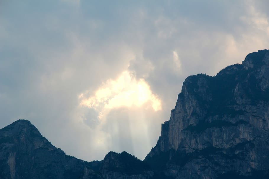 Clouds, Sun, Sunbeam, Rock, sun loch, light effect, sky, mountain HD wallpaper