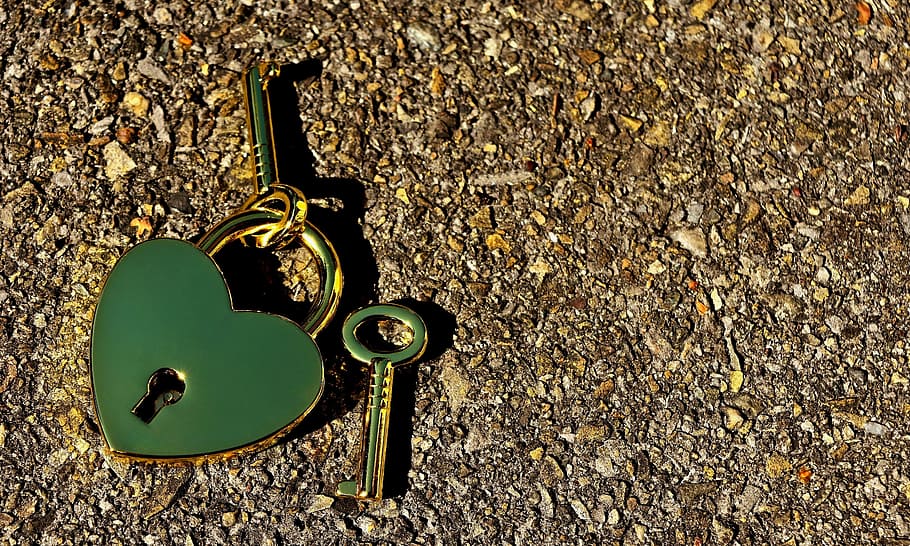 brass heart shaped padlock with keys on top of pebbles, key to the heart, HD wallpaper
