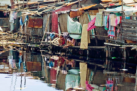 two kids sitting on wooden pole looking on body water, philippines HD wallpaper