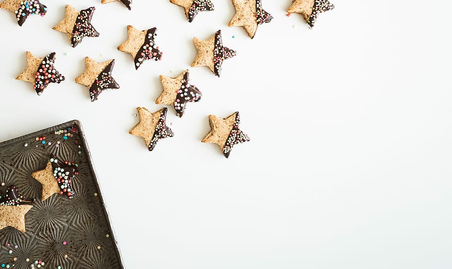 star-shape cookies with chocolate fillings, star-themed biscuit lot HD wallpaper
