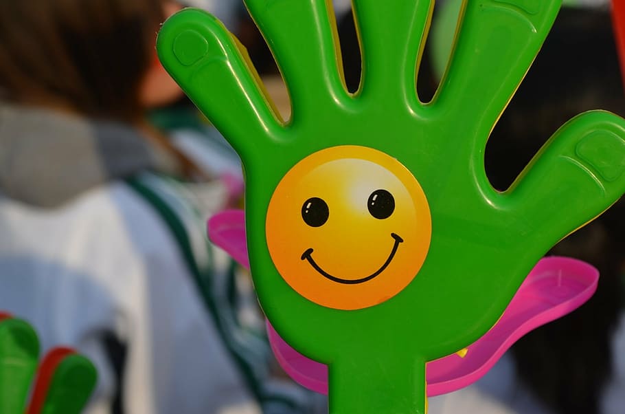 hand, clapper, happy face, noisy, noise maker, smile, child HD wallpaper