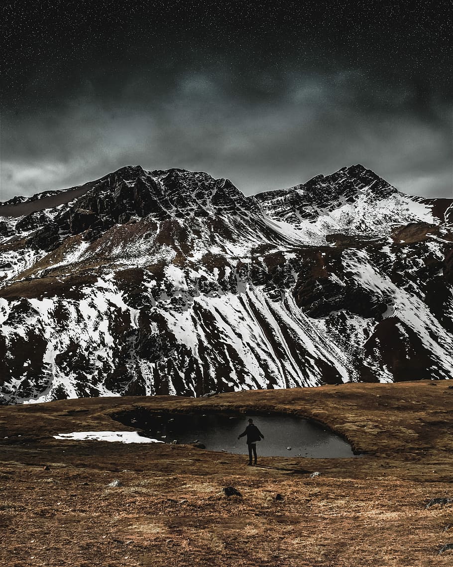 Bendita montaña, person standing near pond and mountain, peru HD wallpaper