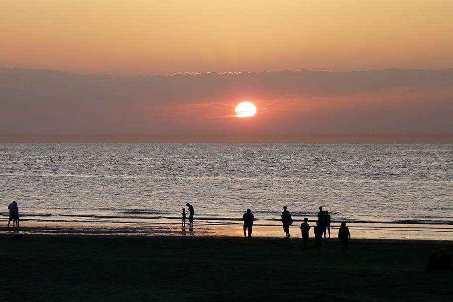 sea, sunset, beach, water, lake, sky, group of people, horizon over water HD wallpaper