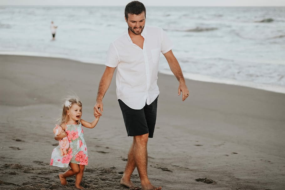 man holding her daughter while walking at the coastline, man holding her daughters hand, HD wallpaper