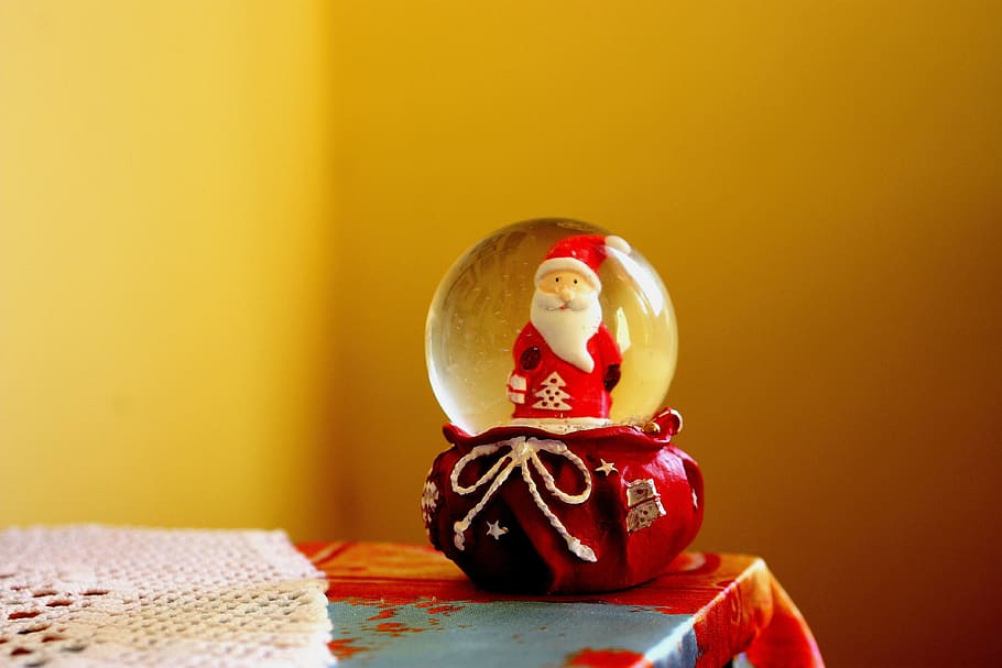 red Santa Claus water globe on top of red and blue tablecloth HD wallpaper