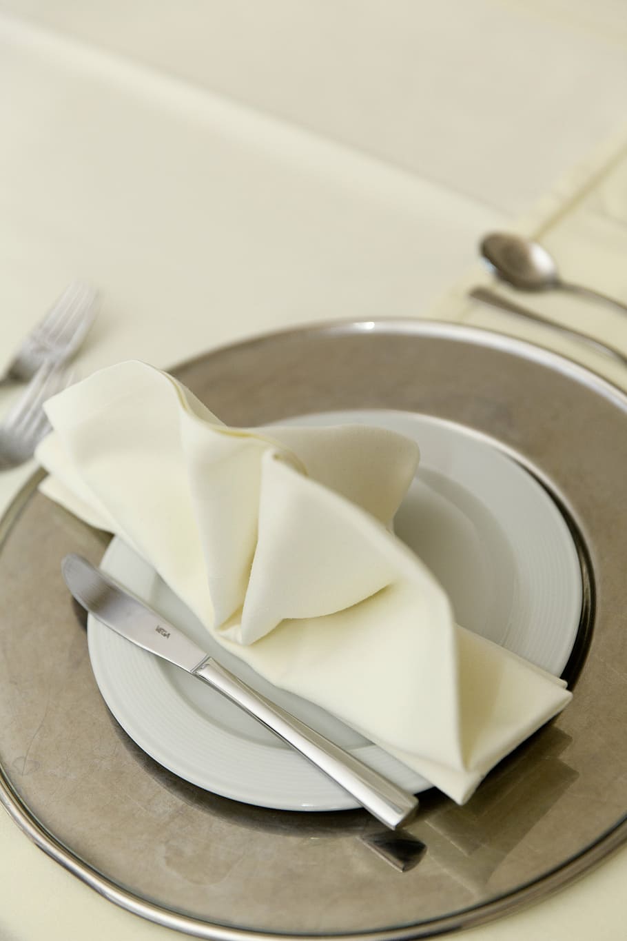 silver knife on white ceramic plate, table, setup, restaurant HD wallpaper