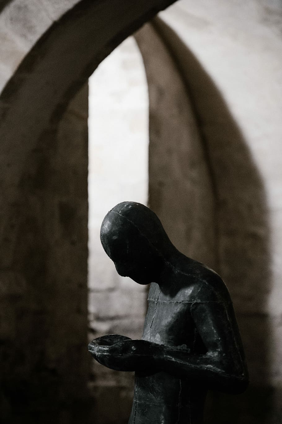 Anthony Gormley Sculpture, shallow focus photography of human statue HD wallpaper