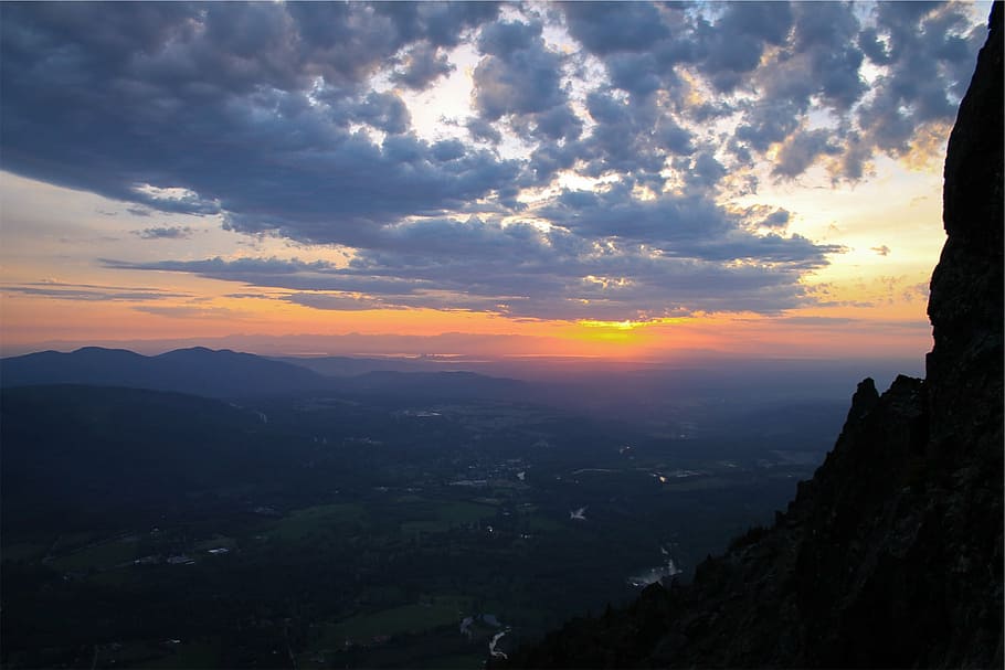 birds eye view of town, sunset, mountains, city, gray, sky HD wallpaper