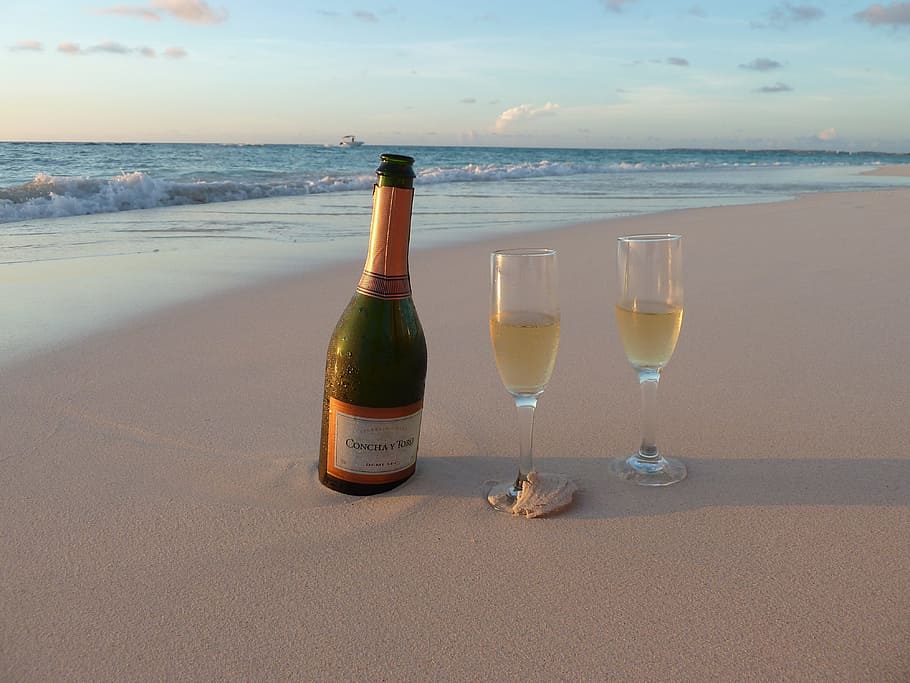 wine glass near glasses on shoreline, sea, champagne, aruba, alcohol, HD wallpaper