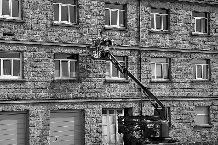 Nacelle, Work, Worker, City, Wall, urban, facade, man, black and white HD wallpaper