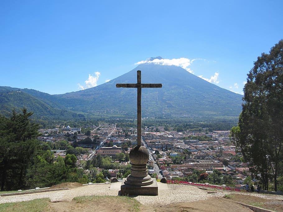 cross overlooking the volcano under blue sky, guatemala, antigua, HD wallpaper
