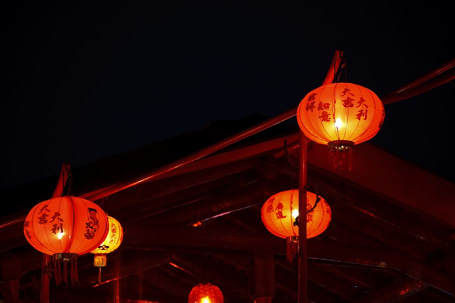 lighted paper lanterns that fly