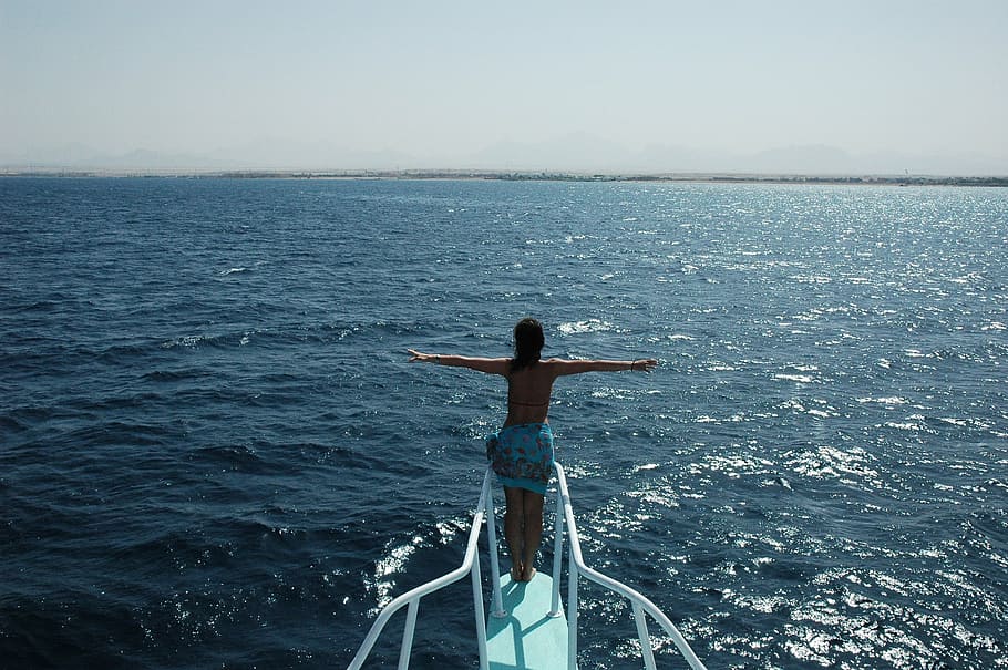 woman standing on ship's edge facing blue ocean, titanic, sea HD wallpaper