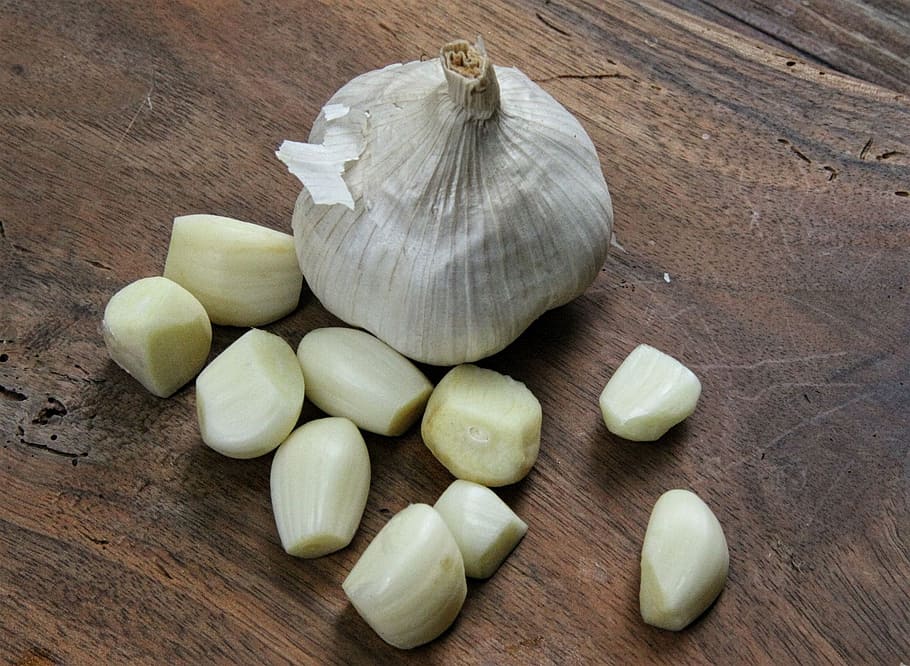sliced garlic near white whole garlic, vegetables, healthy HD wallpaper
