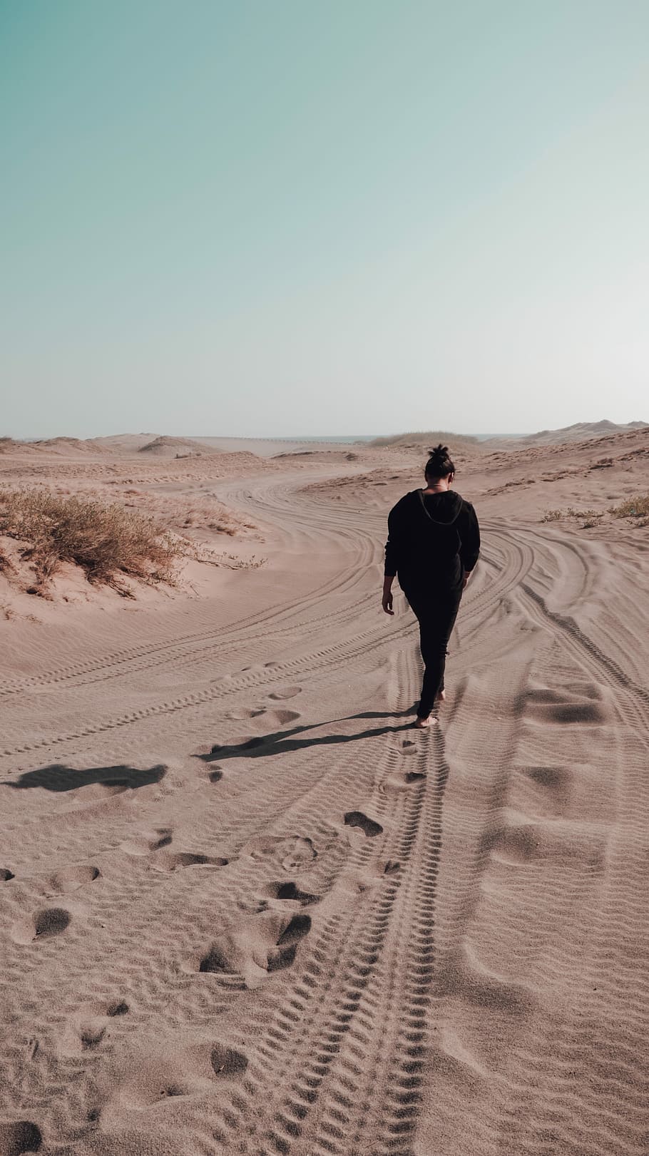 woman walking on the desert, woman walking on desert during daytime HD wallpaper