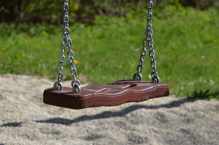 focus photography of brown playground swing near green grass, HD wallpaper