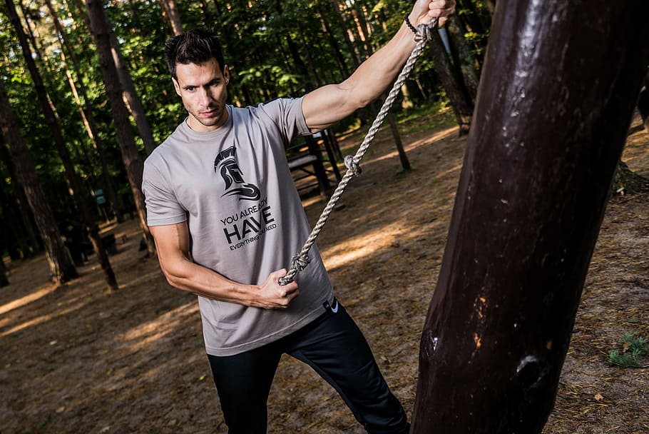 Concentrated spartan, man wearing gray shirt holding rope, exercise HD wallpaper