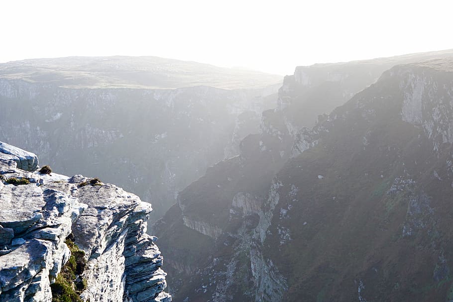 Cliff edge. Край горы. Джаки Скалистая. Камни в тумане. На горе камни туман.