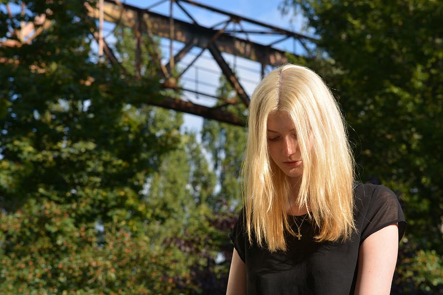 blonde-haired woman wearing black shirt facing down, young HD wallpaper