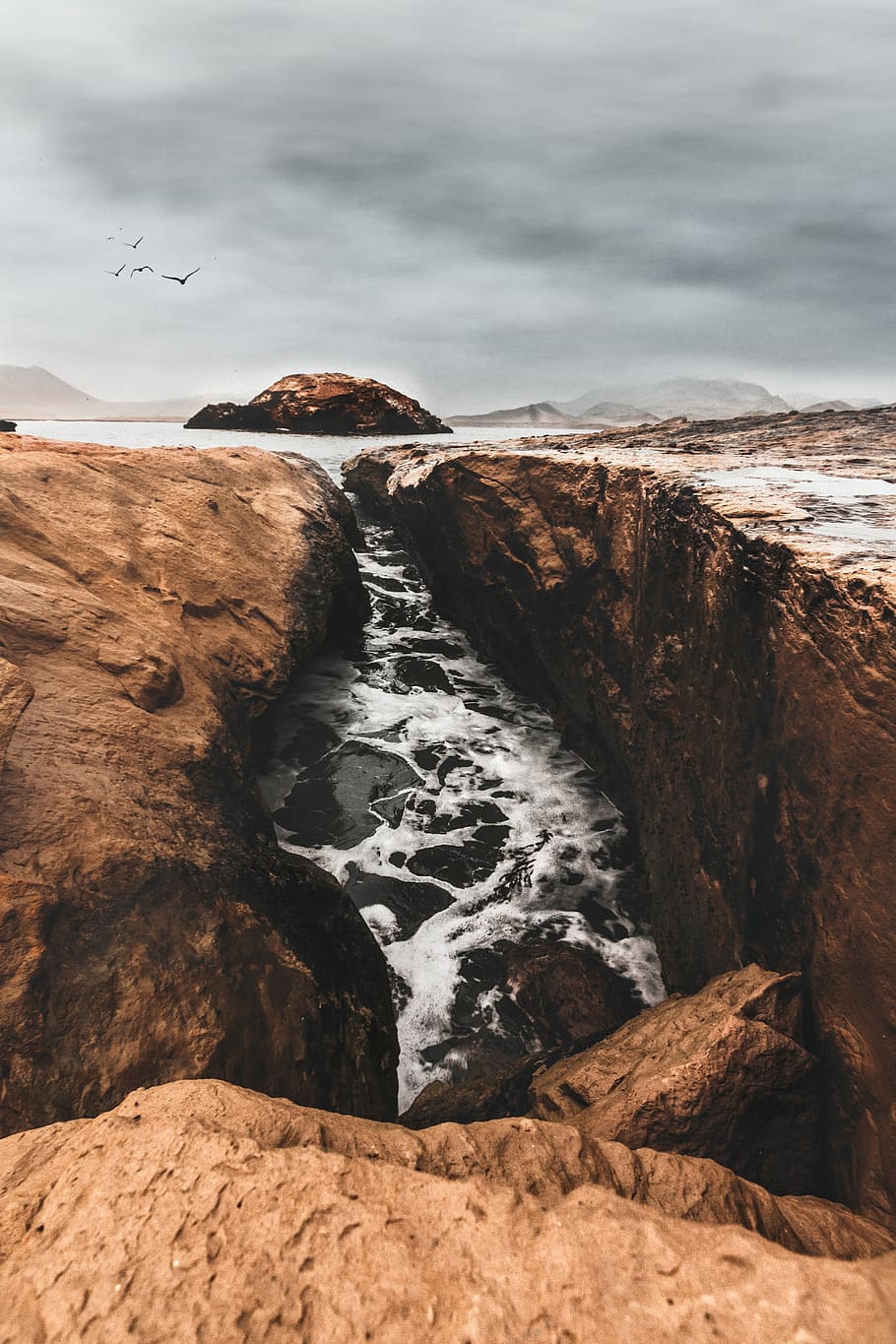 Coleccionando momentos en Paracas, stream between cliff under nimbus clouds HD wallpaper