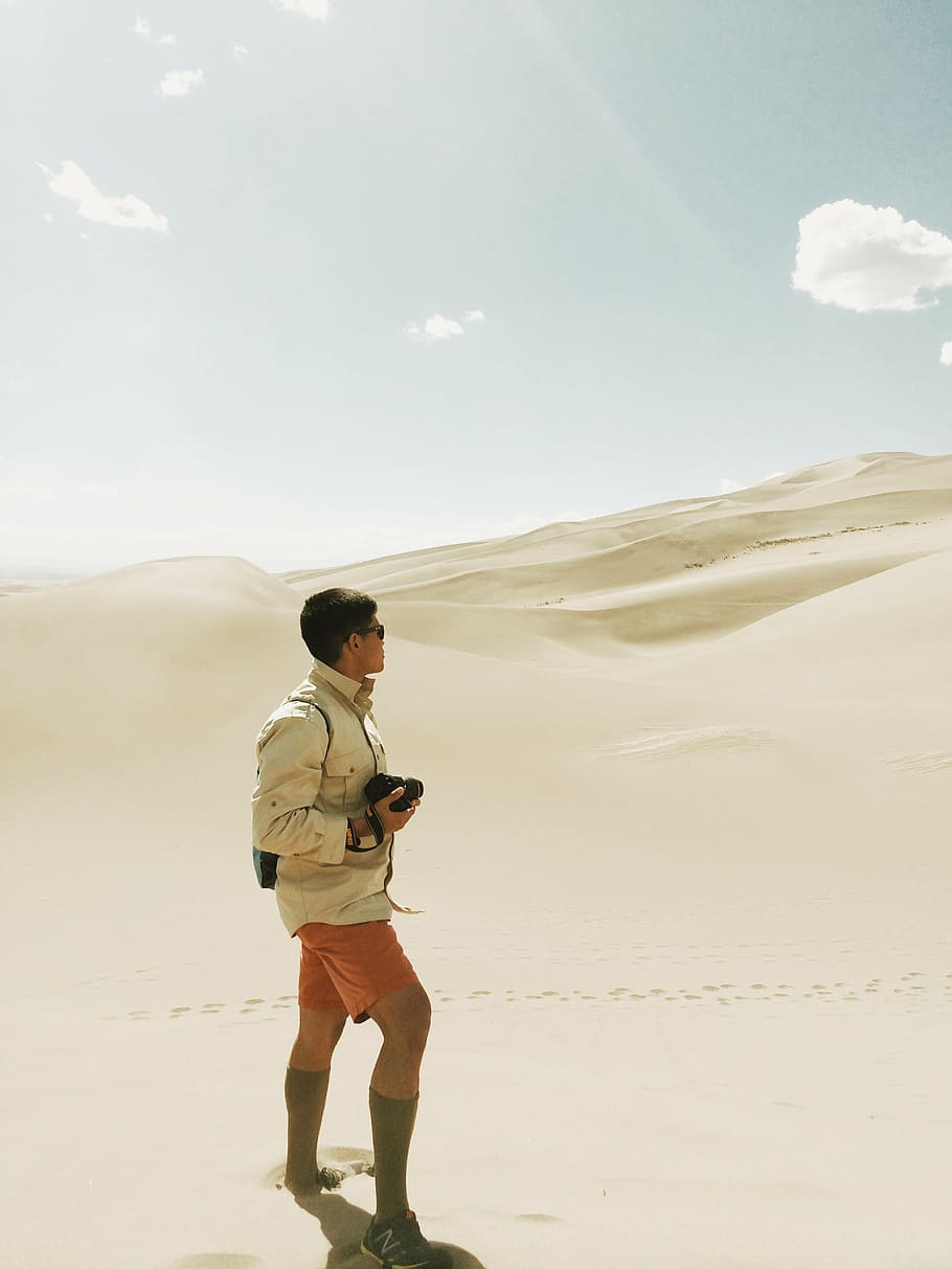 brown dress shirt, man, button, jacket, standing, sand, daytime HD wallpaper